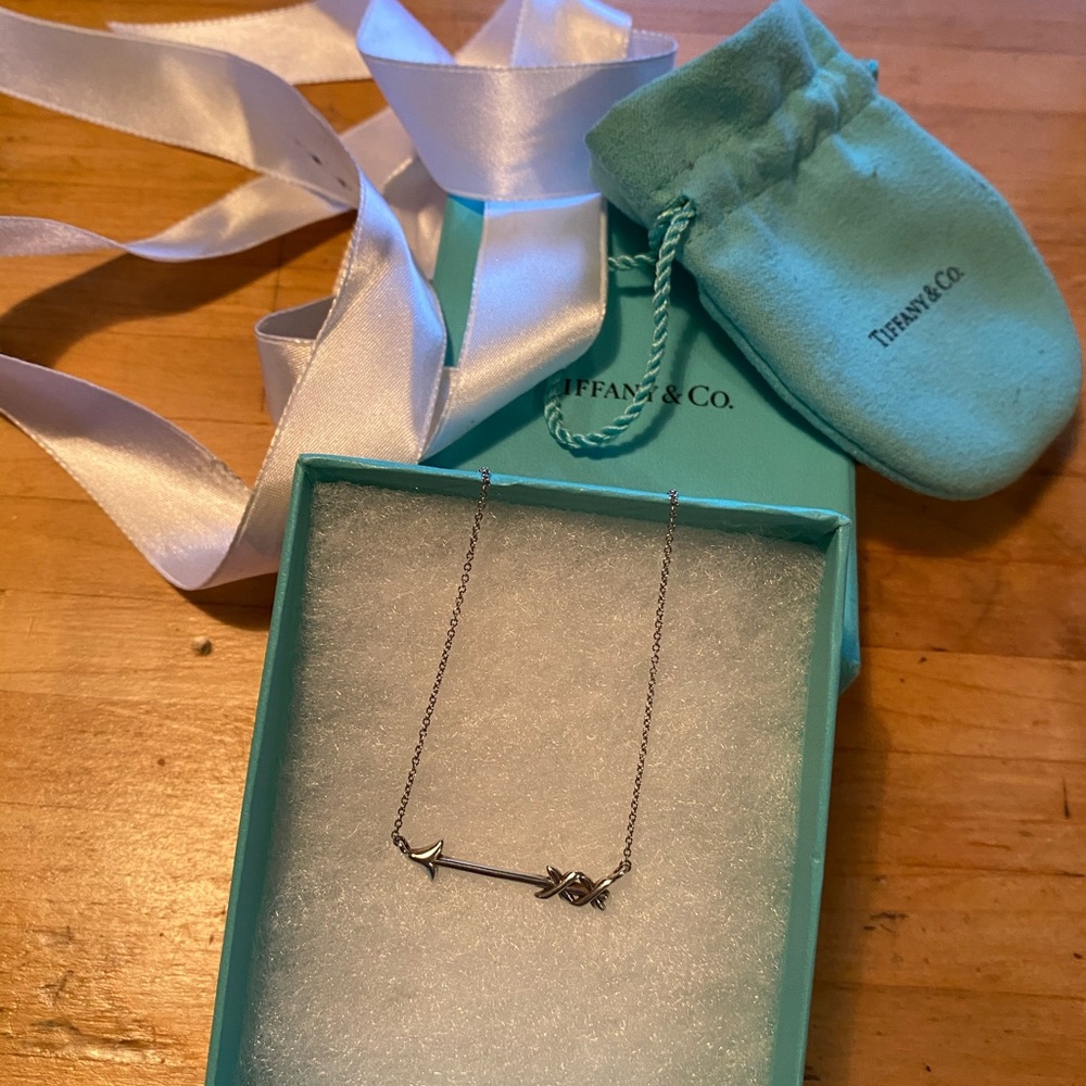 Tiffany’s palomas graffiti arrow pendant